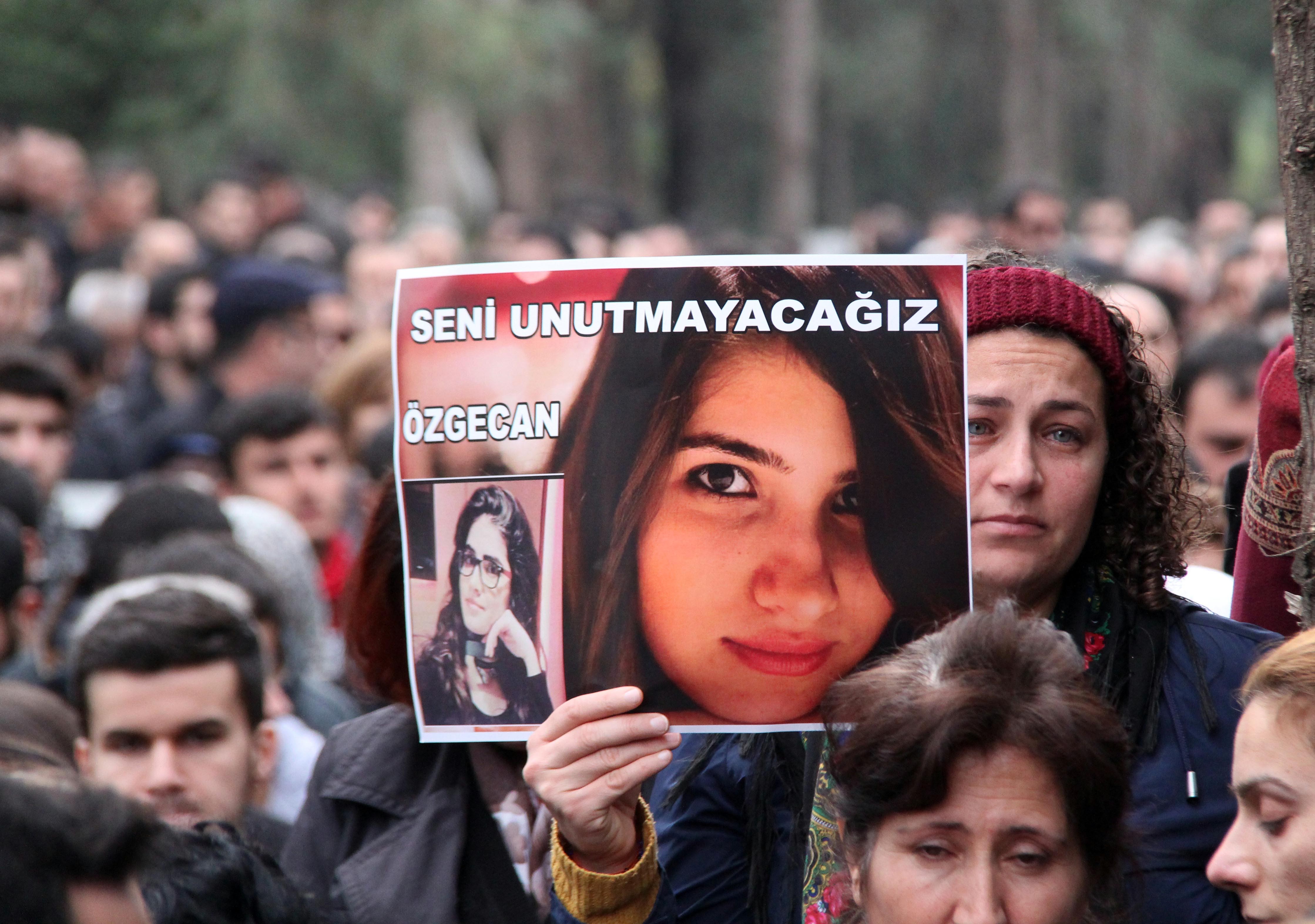 ÖZGECAN GÖZYAŞLARI ARASINDA TOPRAĞA VERİLDİ MERSİN’İN TARSUS İLÇESİNDE 3 GÜNDÜR KAYIP İKEN ORMANLIK ALANDA ÖLDÜRÜLDÜKTEN SONRA YAKILMIŞ HALDE CESEDİ BULUNAN ÜNİVERSİTE ÖĞRENCİSİ ÖZGECAN ASLAN, YAKINLARININ GÖZYAŞLARI ARASINDA TOPRAĞA VERİLDİ CENAZE TÖRENİNDE BABA MEHMET ASLAN AYAKTA DURMAKTA ZORLANIRKEN, ANNE SONGÜL ASLAN, KATİLLERİN EN AĞIR ŞEKİLDE CEZALANDIRILMASINI İSTEDİ CENAZE NAMAZINDA KADINLAR VE ERKEKLER BİRLİKTE SAF TUTTU