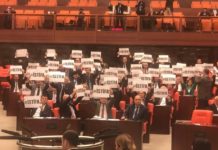 Meclis’te Vekillerden Protesto