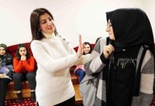 “Hanımefendilik” Kursu Ders 1: “Dondurmayı yalayarak yemeyin!”