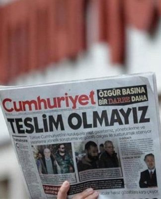 Yumruk Sallayan Serbest Bırakılırken, Gazeteciler Cezaevine Gönderiliyor