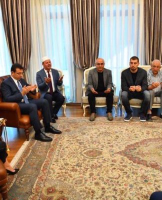 İmamoğlu da mı Aynı Yolda? Toplu Dua Ederek Göreve Başlangıç Yaptı
