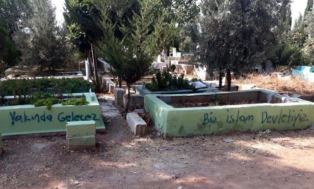Reyhanlı’da Mezarlar Tahrip Edildi, Yazılar Yazıldı: “Biz İslam Devletiyiz”