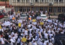 Çapa’da Öğrenciler İsyan Etti: Hasarlı Binalara Girmek İstemiyoruz