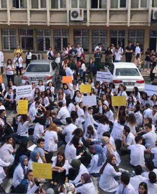 Çapa’da Öğrenciler İsyan Etti: Hasarlı Binalara Girmek İstemiyoruz