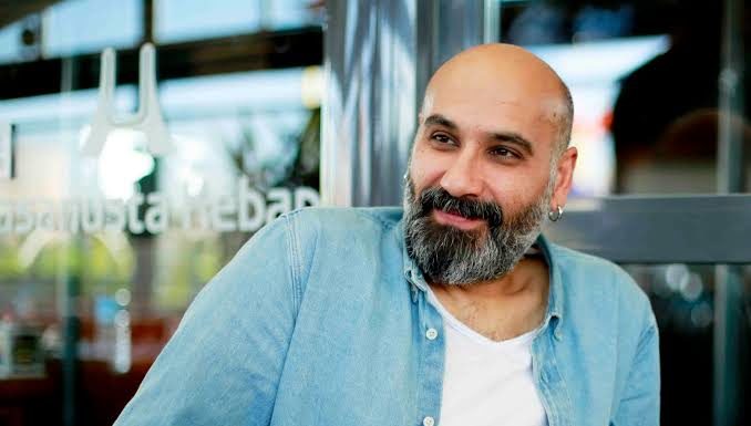 Kürtçe Müziğe Tahammül Yok: Sanatçı Dodan’ın Elindeki Mikrofon Alındı, Kafe Kapatıldı