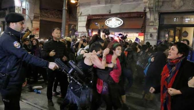 Taksim’de kadınlara saldıran polis, “marjinal gruplar ve LGBT’lilere” saldırmış
