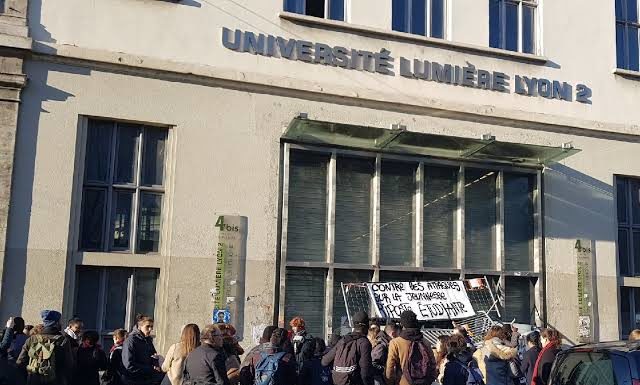 Fransa’da bir öğrenci kendini yaktı: “Ölümümden Macron ve AB sorumludur”