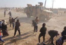 Kobani’de halk ortak devriye yapan TSK araçlarını taşladı