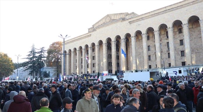 Gürcistan’da halk hükümeti protesto ediyor, parlamento binası kuşatıldı