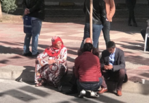 HDP Önünde Eylem Yapan Aileler Birbirine Girdi