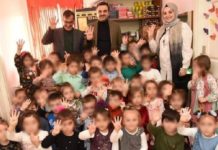 AKP’li Belediye Başkanı, anaokulu çocuklarına Rabia işareti yaptırdı