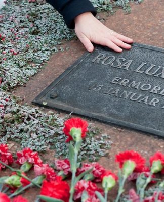 Berlin’de binler Rosa Luxemburg ve Karl Liebknecht için yürüdü