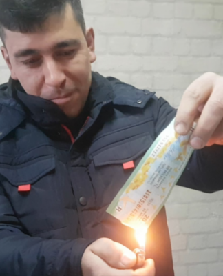 Asgari ücretli işçi, 20 bin lira ikramiye vuran piyango biletini patronunun telkiniyle “haram” diyerek yaktı