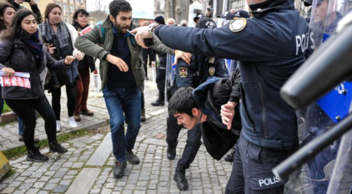 Öğrencileri coplayan saldırgan polis görevden alındı