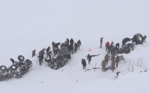 Van’da kurtarma ekiplerinin üzerine de çığ düştü: Çok sayıda ölü ve yaralı var