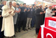 Asker cenazesinde “poz veren” milletvekili konuştu