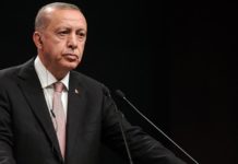 Erdoğan 31 ilde 4 gün sokağa çıkma yasağını açıklarken, vatandaşa ekmek dağıtan belediyeleri eleştirdi