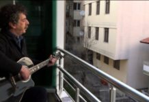 Metin Kahraman Grup Yorum için, evinin balkonundan destek konseri verdi