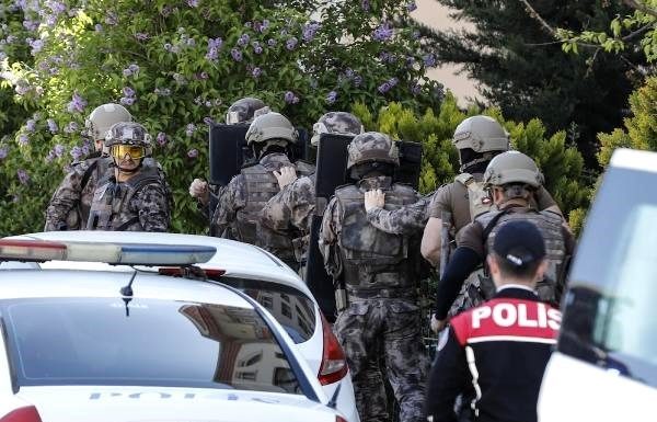 AKP-MHP affıyla cezaevinden çıktı, eşini dövdü, 2 çocuğunu silahla rehin aldı