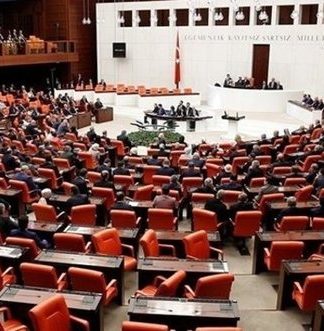 İşten çıkarmalar “yasaklanıyor” diye reklamı yapılan yeni torba yasasında, patronlar korunurken işçilerin hakkı gaspediliyor