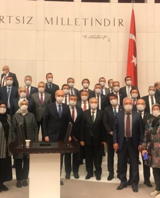 Çocuk istismarcılarını, torbacıları, çetecileri “affeden” AKP bir de sosyal mesafeyi ihlal edip “hatıra fotoğrafı” çektirdi!