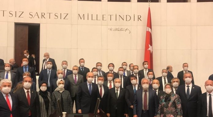 Çocuk istismarcılarını, torbacıları, çetecileri “affeden” AKP bir de sosyal mesafeyi ihlal edip “hatıra fotoğrafı” çektirdi!