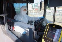 Metrobüs şöförleri koronavirüse karşı tulum giymeye başladı