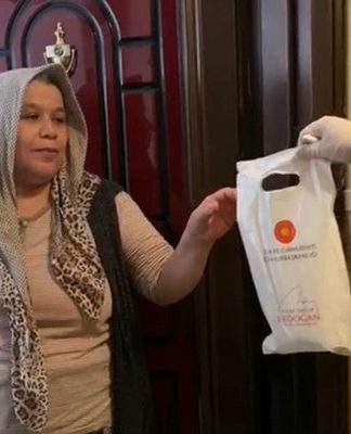 Dağıtılan kolonya ve maskelerde Erdoğan imzası: ‘Cumhurbaşkanının size selam var’