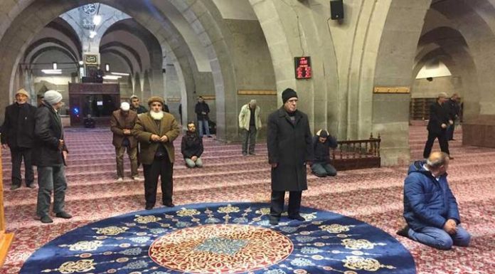 Öğretmenlere Cuma Namazı görevi: Gönüllülük zorunlu!