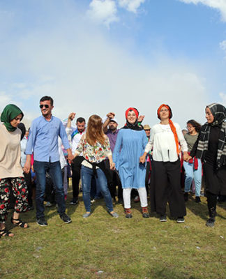 Diyanet: Kadın ve erkek el ele halay çekmemeli, horon tepmemeli!