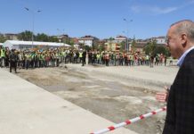İşte Erdoğan’ın emekçiye verdiği değer: 30 metre mesafeden, dip dibe ve maskesiz duran işçileri selamladı!
