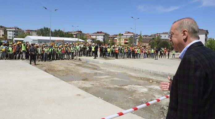 İşte Erdoğan’ın emekçiye verdiği değer: 30 metre mesafeden, dip dibe ve maskesiz duran işçileri selamladı!