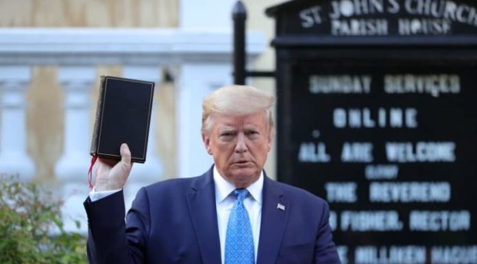 Baskı rejiminin en bilinen yöntemi: Trump’tan İncil şov