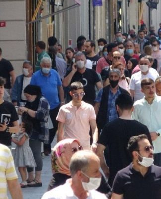 ‘Normalleşme’ sonucunda vaka sayıları artınca maske takma zorunluluğu getirildi