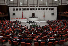 Sosyal medyaya sansür getiren düzenleme, gece üçte Meclis’te yapılan oylamayla kabul edildi