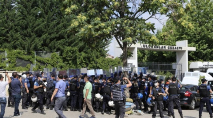 Ankara’da polis HDP’lilere saldırdı, gözaltına alınanlar arasında Veli Saçılık da bulunuyor