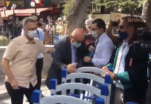 Polis avukatların parka girmesini engellemek için barikat kurdu, CHP’li Tanal avukatlarla birlikte barikatı yıktı