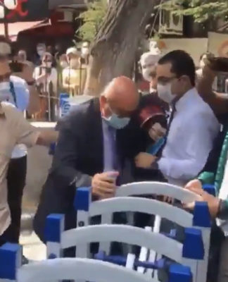 Polis avukatların parka girmesini engellemek için barikat kurdu, CHP’li Tanal avukatlarla birlikte barikatı yıktı