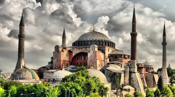 Danıştay, Ayasofya için “camiidir” kararı aldı; AKP’liler bu kararı Ayasofya önünde tekbir atarak kutladı