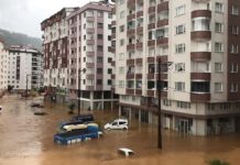 Rize’de dere taştı, onlarca araç su altında kaldı