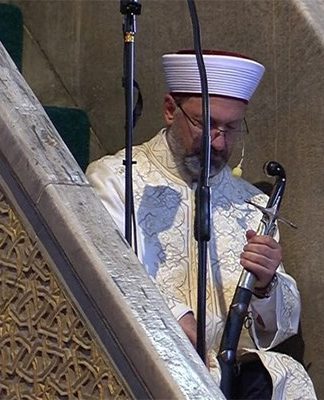 Açılıştaki tavırları ile IŞİD liderine benzetilen Ali Erbaş’ın Atatürk’e okuduğu lanet, Diyanet’in sitesinden kaldırıldı