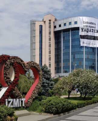 CHP’li İzmit Belediyesi’nden “İstanbul Sözleşmesi Yaşatır” pankartı