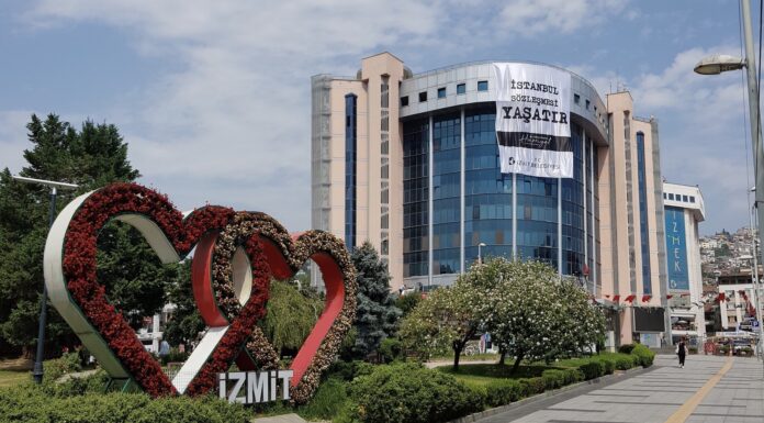 CHP’li İzmit Belediyesi’nden “İstanbul Sözleşmesi Yaşatır” pankartı