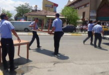Zabıtaların tezgahını kaldırmak istediği seyyar satıcı kendini yaktı