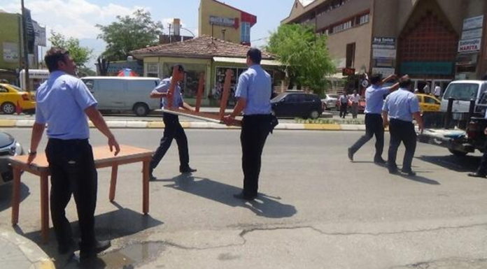 Zabıtaların tezgahını kaldırmak istediği seyyar satıcı kendini yaktı