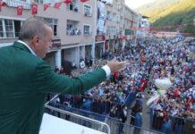 Erdoğan vatandaşa çay “fırlattı” sosyal mesafe hiçe sayıldı