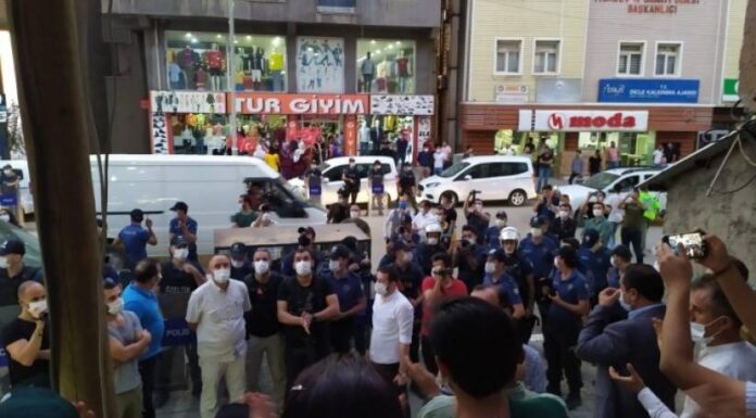 AKP’lilerden provakosyan girişimi: HDP il binasına bayrakla yürüdüler