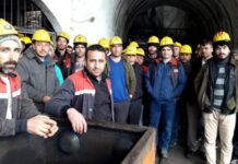 13 aydır maaşlarını alamayan maden işçileri, patronlarının yaşadığı rezidans önünde eylem yaptılar