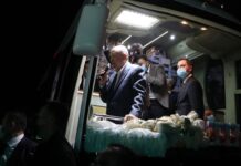 Erdoğan sosyal mesafeyi hiçe sayarak yine halka çay “fırlattı”