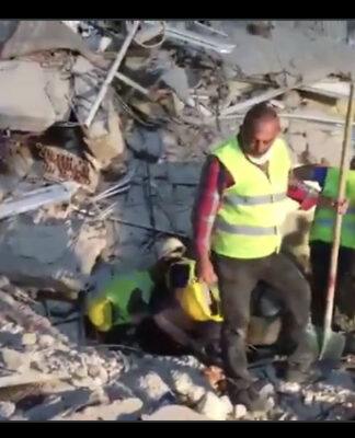 Bakan şov yaparken, direnişteki maden işçileri arama kurtarma çalışmalarına başladı